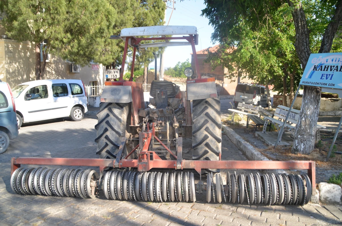 Söke\'de traktöre bağlı tarım aletinin çarptığı yaya yaralandı