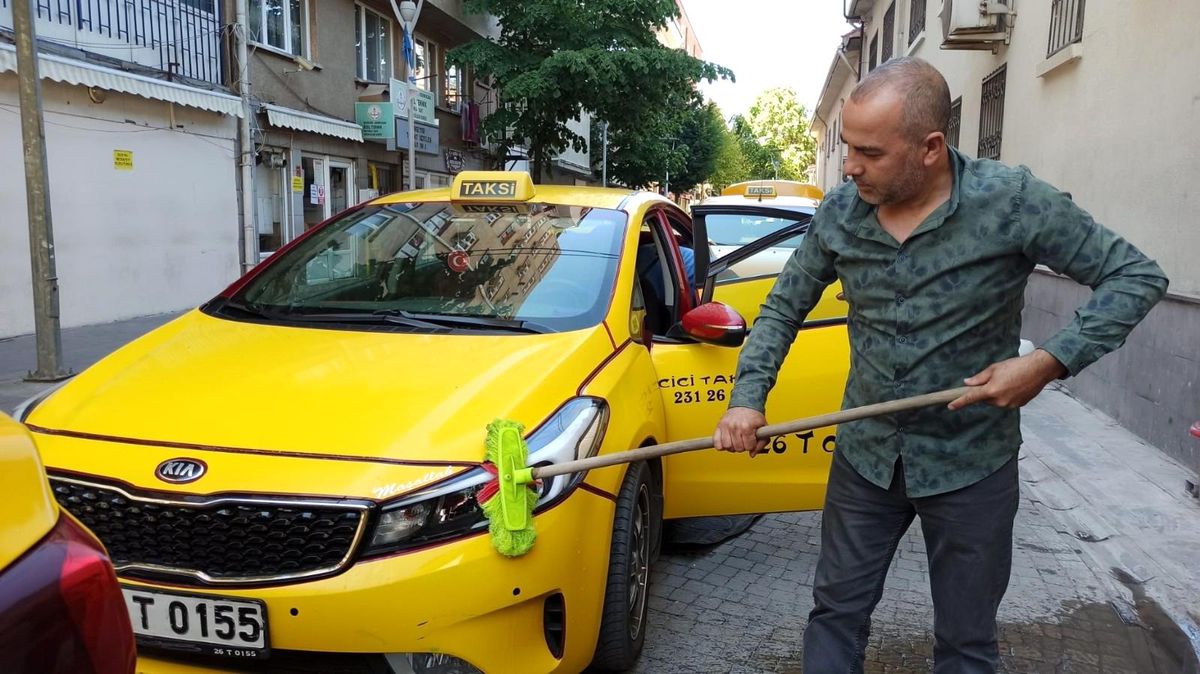 Taksiciler kısıtlamayı araçlarını temizleyerek geçiriyor