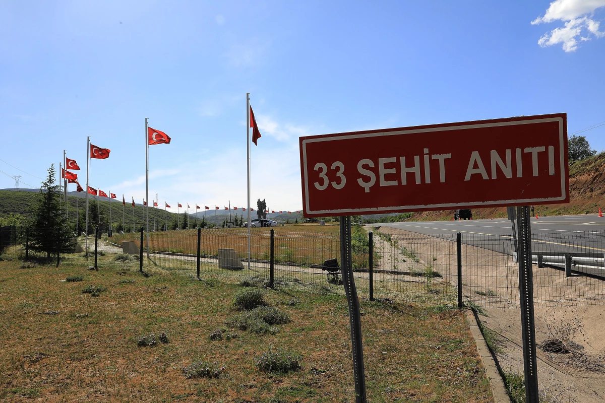 Usta birliklerine giderken PKK\'lı teröristlerce şehit edilen sivil ve silahsız 33 asker anılıyor
