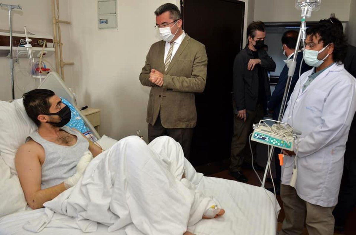 Vali Memiş, yaralı Özel Harekat Polisi Öner\'i hastanede ziyaret etti