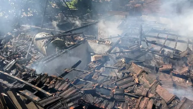 Yangın müstakil evi küle çevirdi, sokağa dökülen vatandaşlar sosyal mesafeyi hiçe saydı