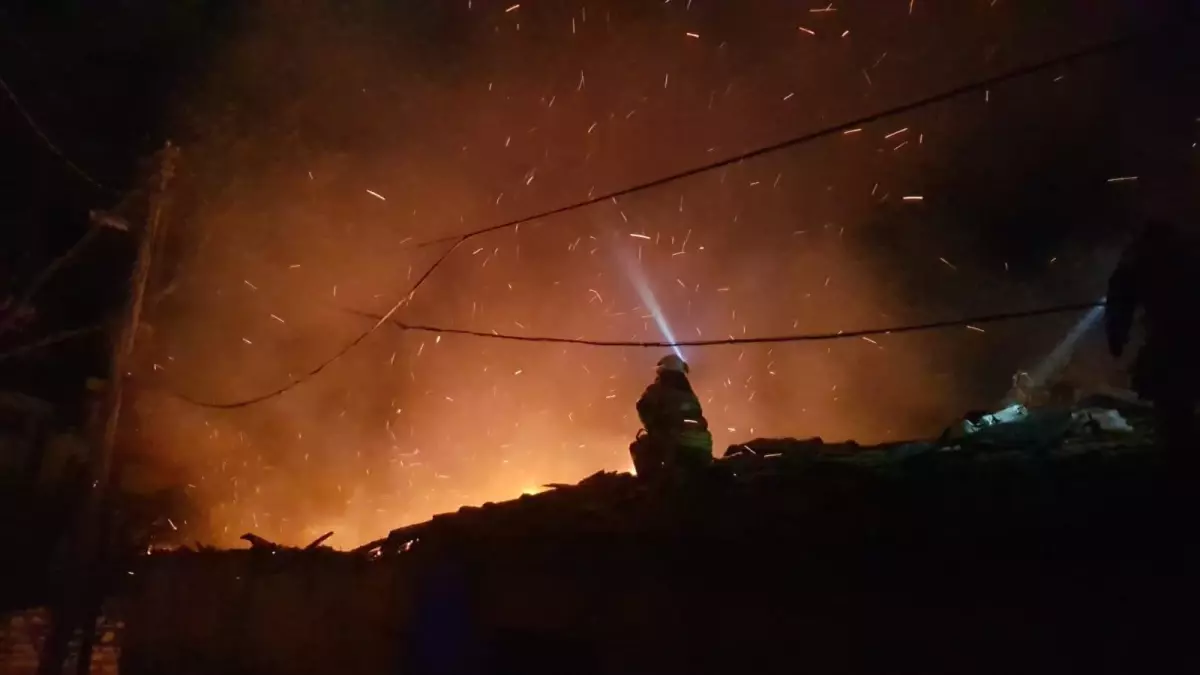 Yangına uykuda yakalandı, canını zor kurtardı