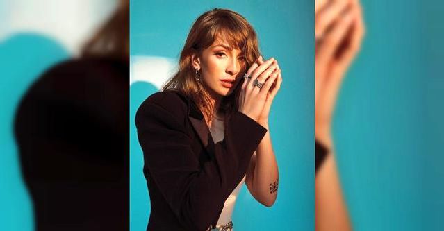 Yasemin Allen'ın bikinili yatak pozunda, telefon detayı dikkatlerden kaçmadı