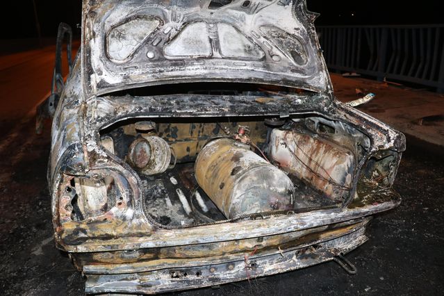 Köprü korkuluğuna çarpan otomobilde yangın çıktı: 2 yaralı