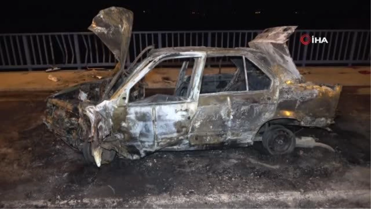 Adana\'da köprü korkuluklarına çarpan otomobil alev alev yandı: 2 yaralı