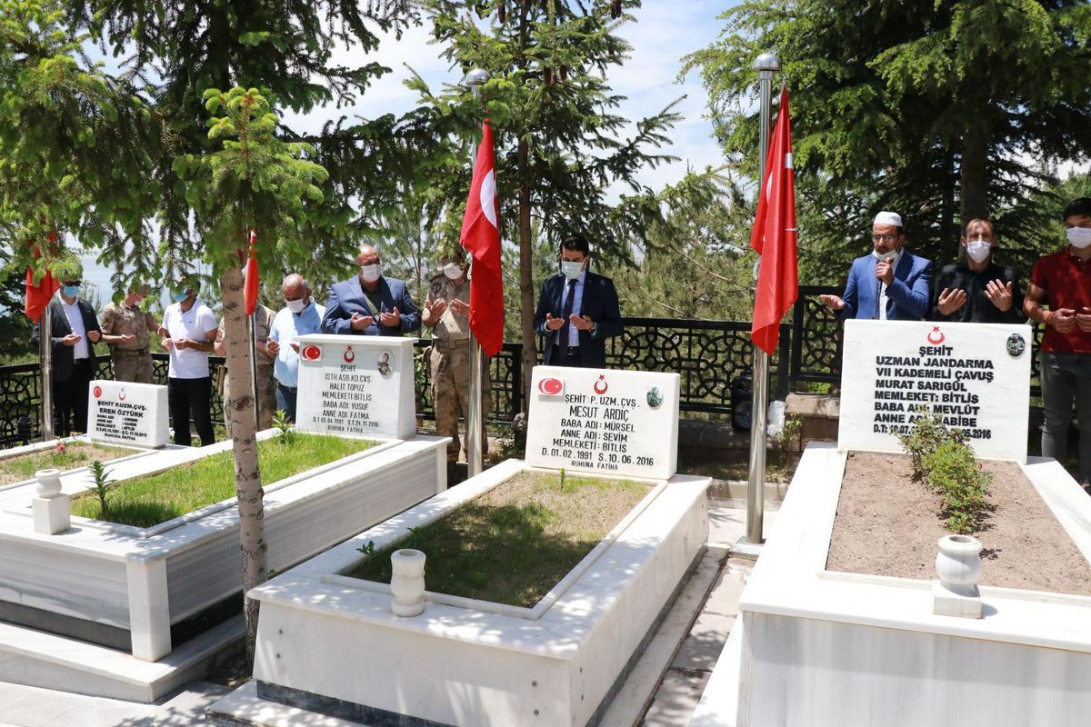 Son Dakika | Ahlatlı şehit Murat Sarıgül kabri başında anıldı