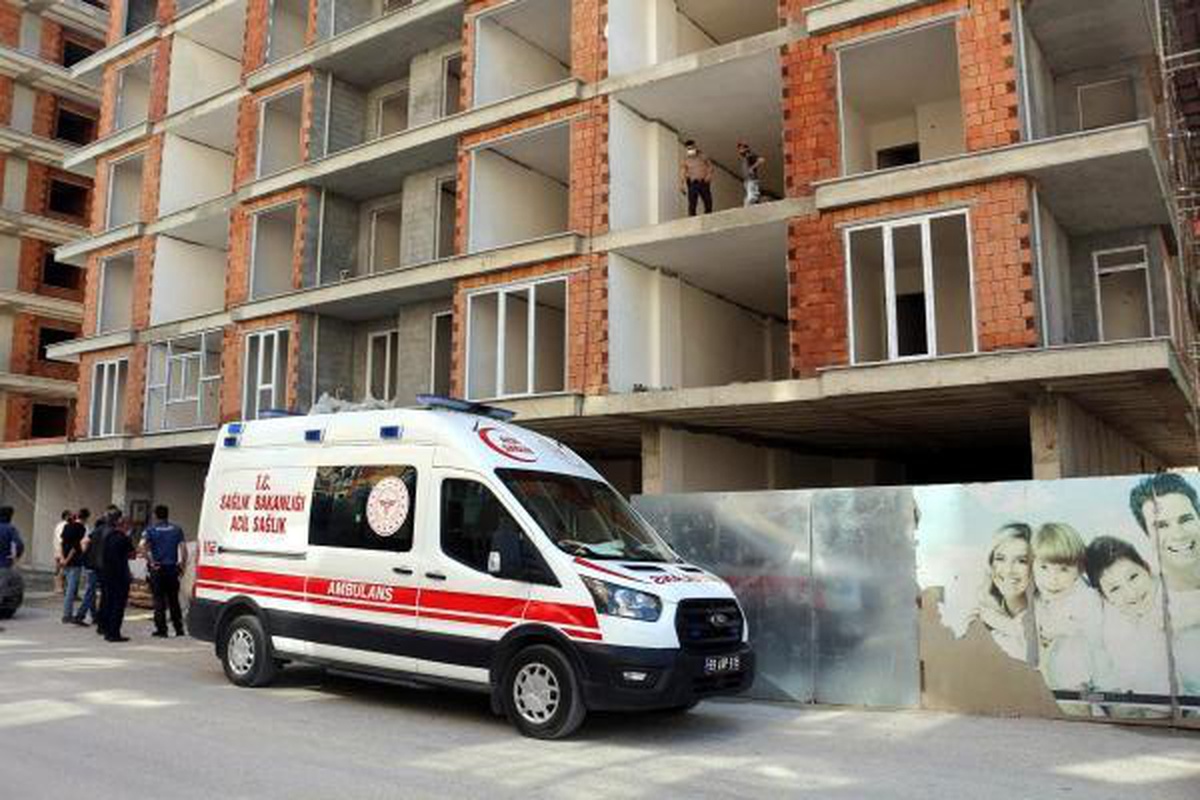 Akrabasını ziyarete gittiği inşaatta düşerek öldü
