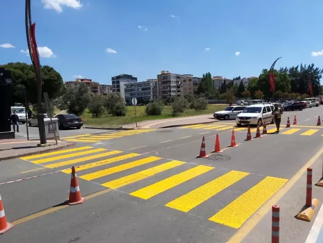 Aliağa'da yaya geçidi çizgileri yenileniyor