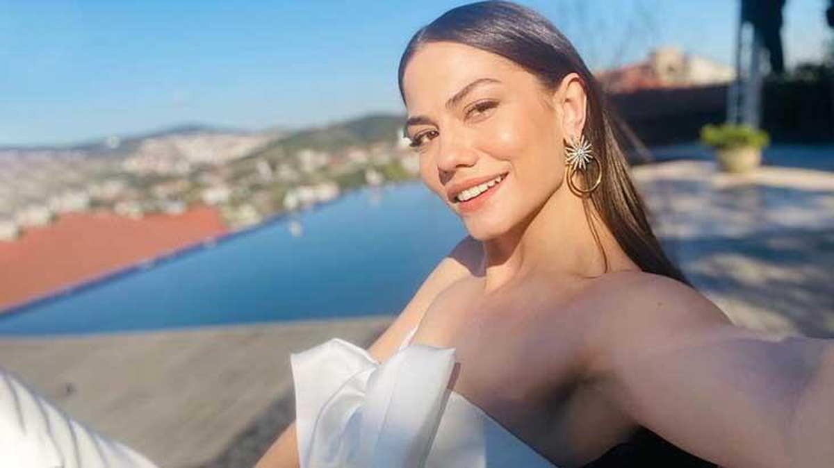 Peş peşe tatil karelerini paylaşan Demet Özdemir, fotoğraflarıyla kendisine hayran bırakıyor