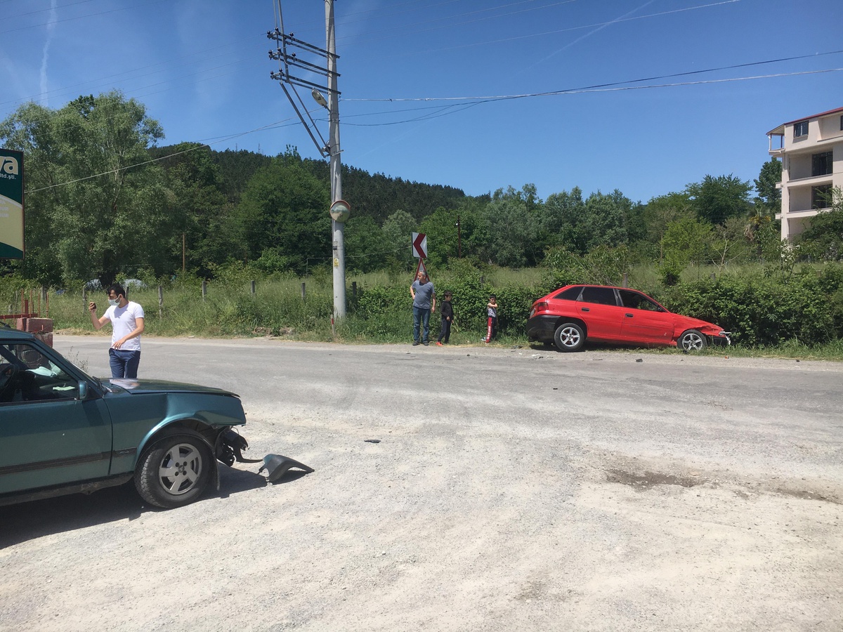 Bartın\'da iki otomobilin çarpışması sonucu bir kişi yaralandı