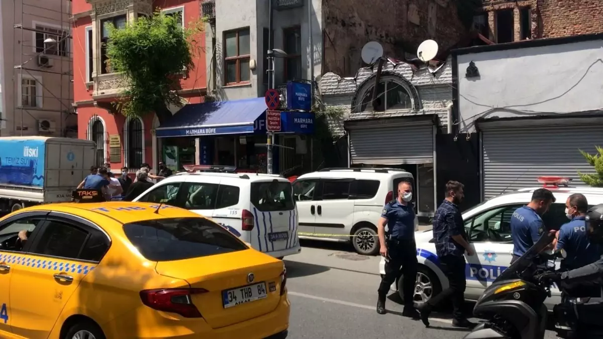 Son dakika haberi! Beyoğlu\'nda silahlı saldırı anı kamerada