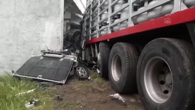 Boş LPG tüpü taşıyan kamyon oto galeriye çarptı