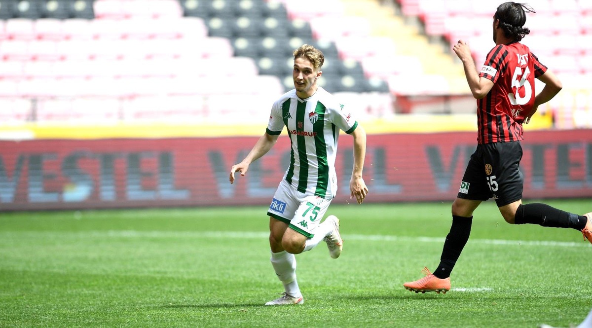 Bursaspor\'un 18 yaşındaki futbolcusu Eren Güler durdurulamıyor