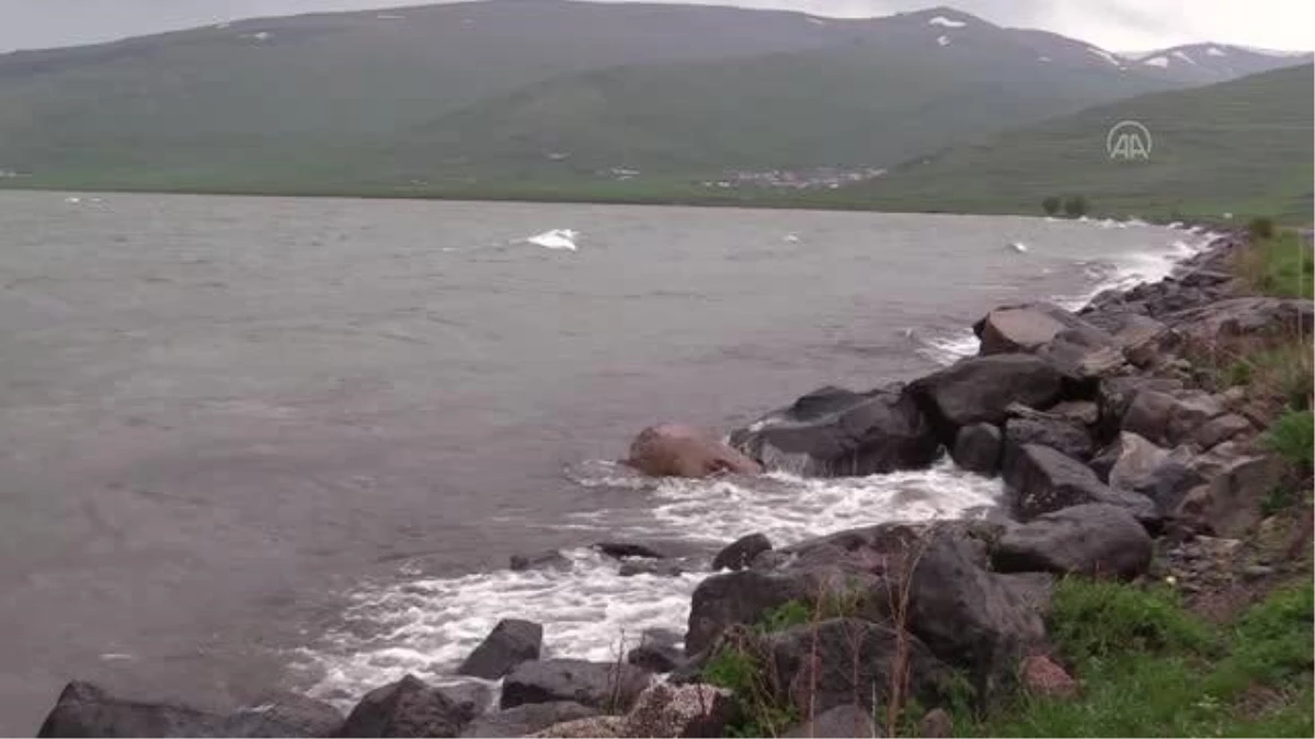Son dakika haber | Ardahan\'da etkili olan şiddetli rüzgar Çıldır Gölü\'nde dalgalar oluşturdu