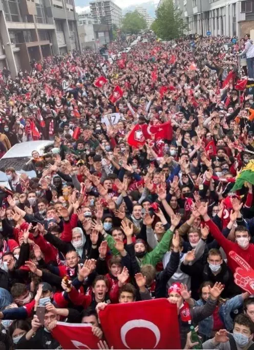 Fransa'da Türk bayraklarıyla şampiyonluk coşkusu