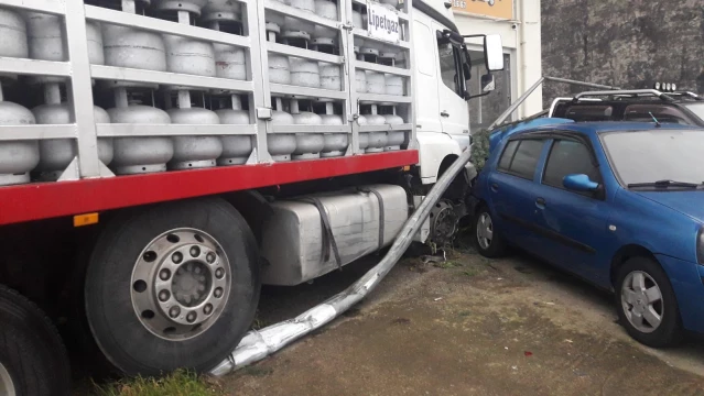 Boş LPG tüpü taşıyan kamyon oto galeriye çarptı