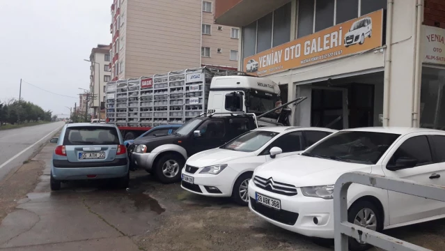 Boş LPG tüpü taşıyan kamyon oto galeriye çarptı