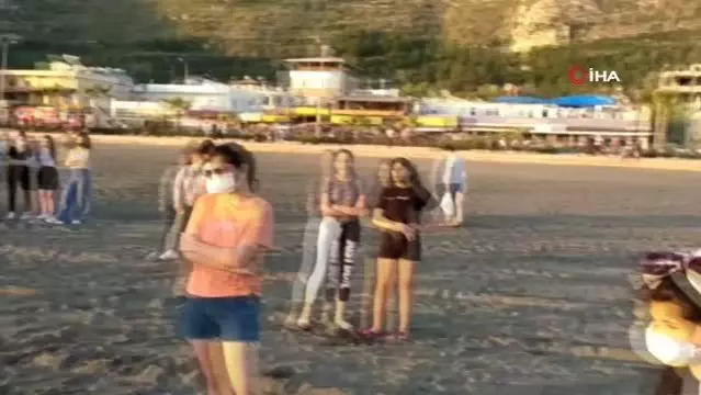 Rip akıntısına kapılan genci cankurtaran ve vatandaşlar kurtardı Rip akıntısına kapılan genci cankurtaran ve vatandaşlar kurtardı