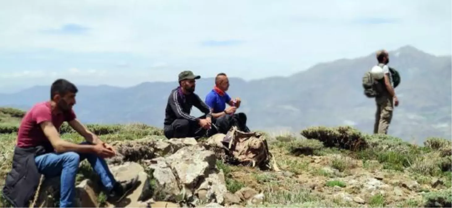 Huzura dikkat çekip, Şeytan Dağı\'na yürüdüler