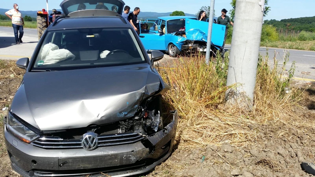 İki otomobil kafa kafaya çarpıştı: 1\'i ağır 4 yaralı