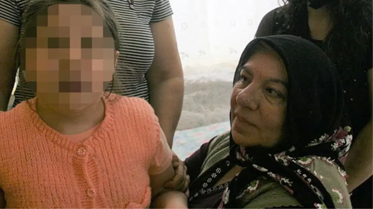 İki taksici, aracı durağın önüne park etmeleri nedeniyle otizmli minik kız ve annesine kabusu yaşattı