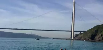 İstanbul Boğazı'nda sürüklenen şişme bottaki 2 kişi kurtarıldı