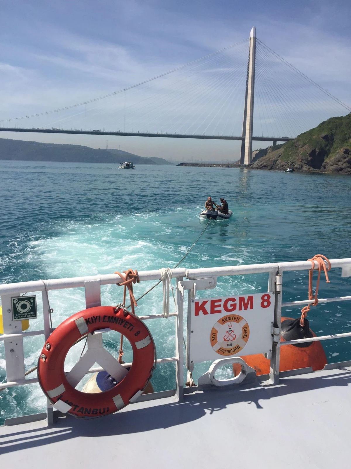 İstanbul Boğazı\'nda sürüklenen şişme bottaki 2 kişi kurtarıldı