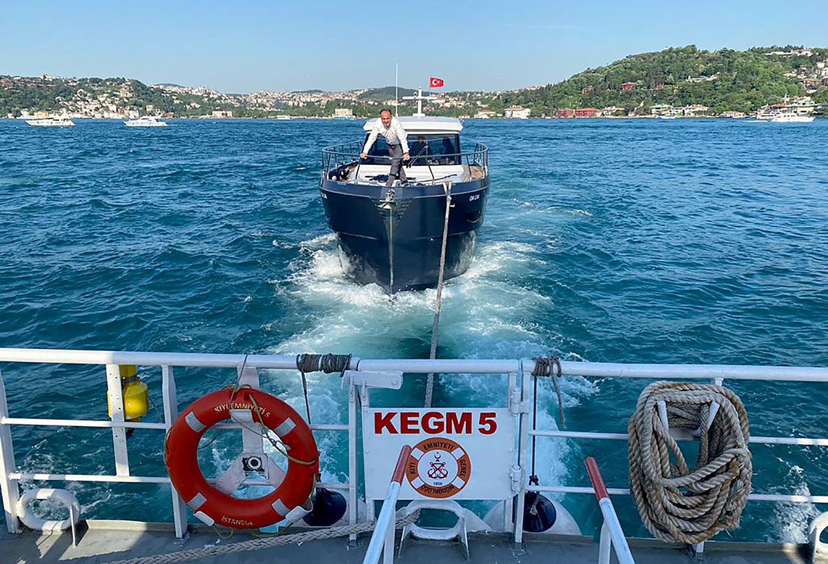 İstanbul Boğazı\'nda sürüklenen tekne kurtarıldı