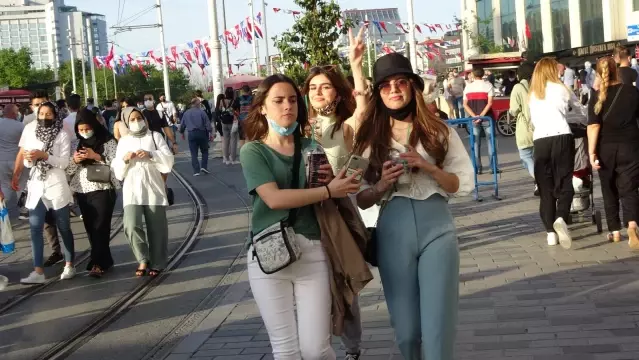 İstiklal Caddesi'nde 'iğne atsan yere düşmeyecek' dedirten yoğunluk