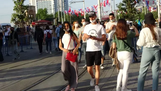 İstiklal Caddesi'nde 'iğne atsan yere düşmeyecek' dedirten yoğunluk