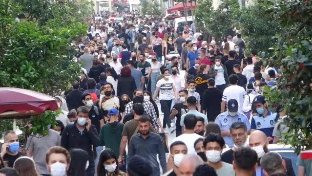 İstiklal Caddesi'nde 'iğne atsan yere düşmeyecek' dedirten yoğunluk