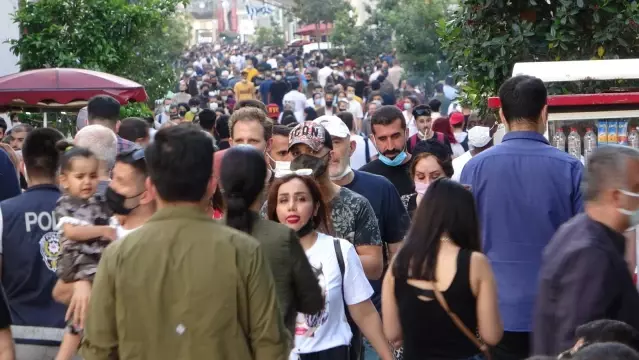 İstiklal Caddesi'nde 'iğne atsan yere düşmeyecek' dedirten yoğunluk