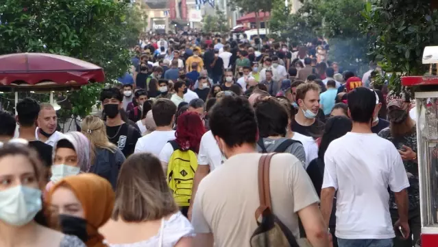 İstiklal Caddesi'nde 'iğne atsan yere düşmeyecek' dedirten yoğunluk