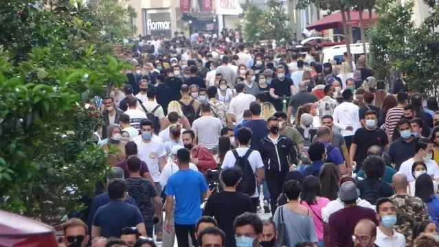 İstiklal Caddesi'nde 'iğne atsan yere düşmeyecek' dedirten yoğunluk