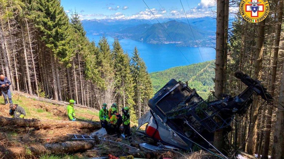 İtalya\'da bir dağda teleferik düştü: 13 ölü, 2 yaralı