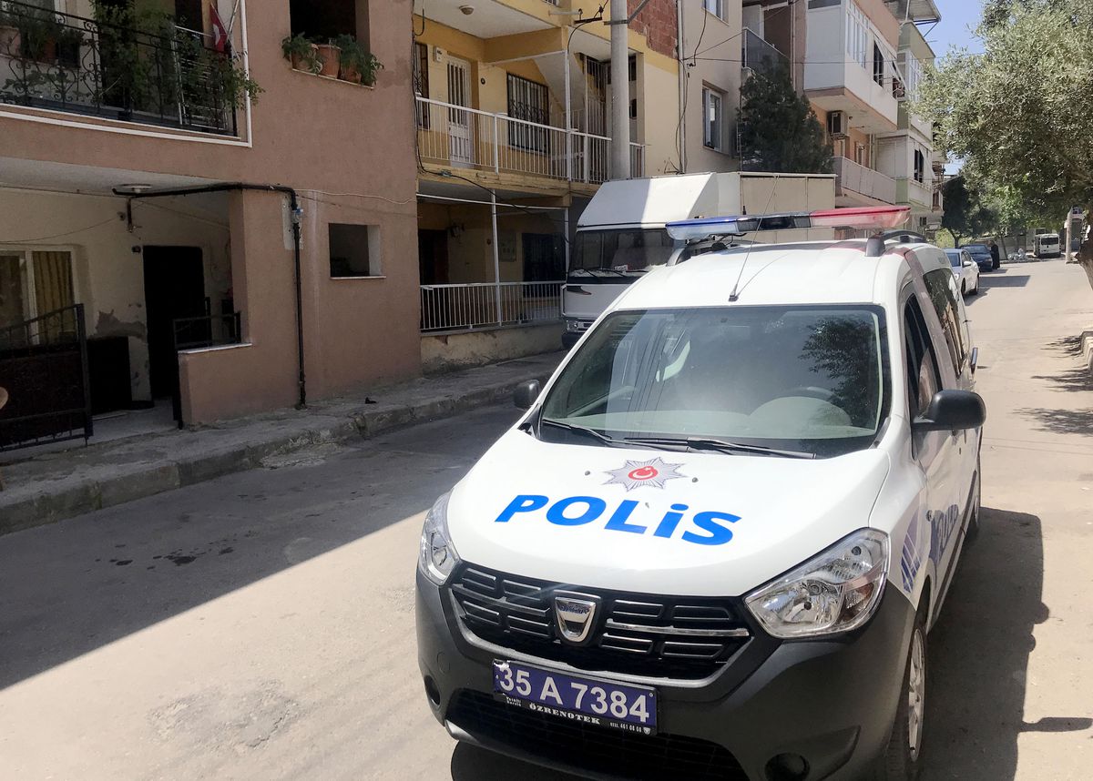 İzmir\'de bıçaklı kavgada 1 kişi yaralandı