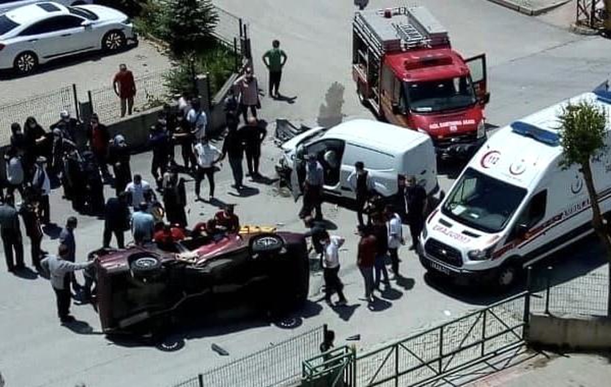 Kamyonet otomobille çarpıştı, 6 kişi yaralandı