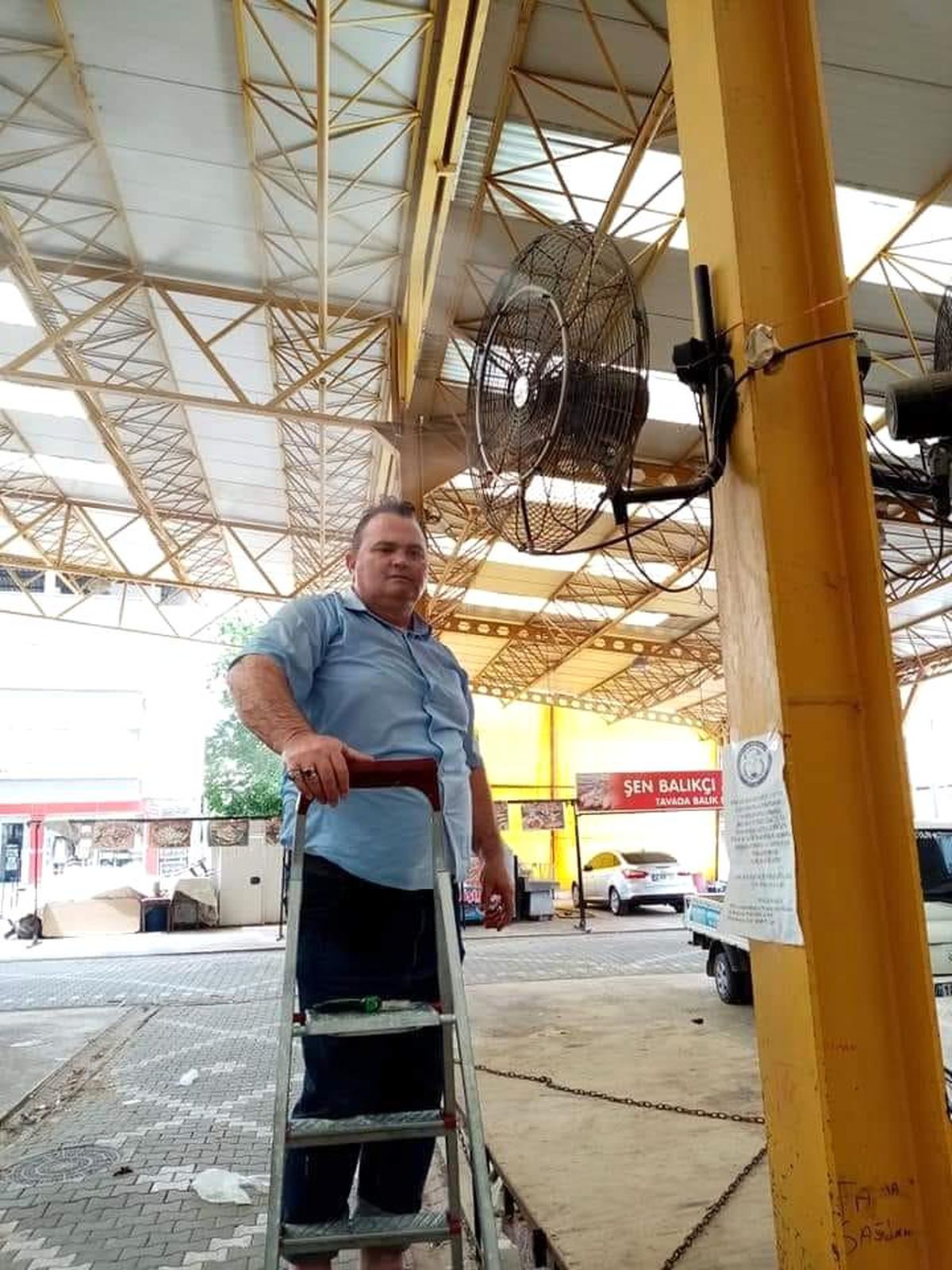 Kapalı pazar yerine vantilatörlü, fıskiyeli serinlik
