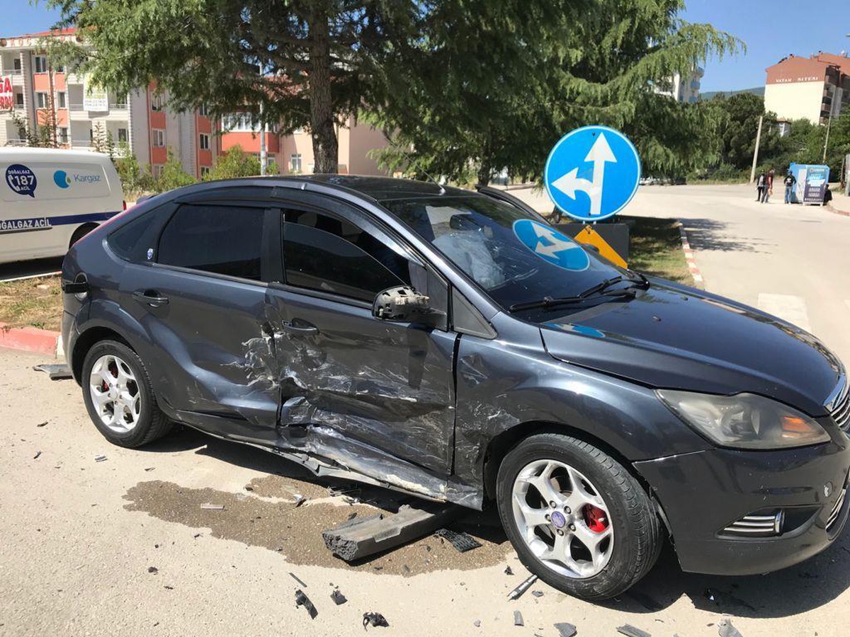 Karabük\'te iki otomobil çarpıştı: 2 yaralı