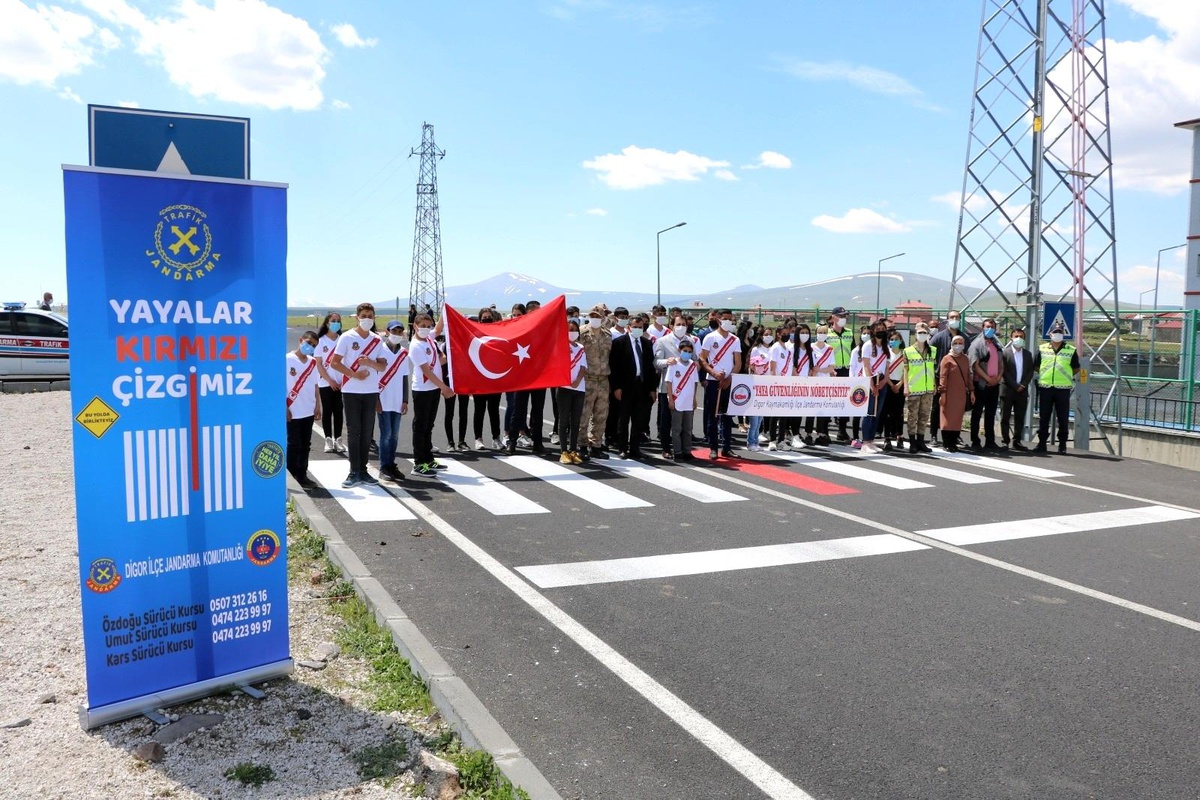 Kars\'ta jandarma yaya önceliğine dikkat çekiyor