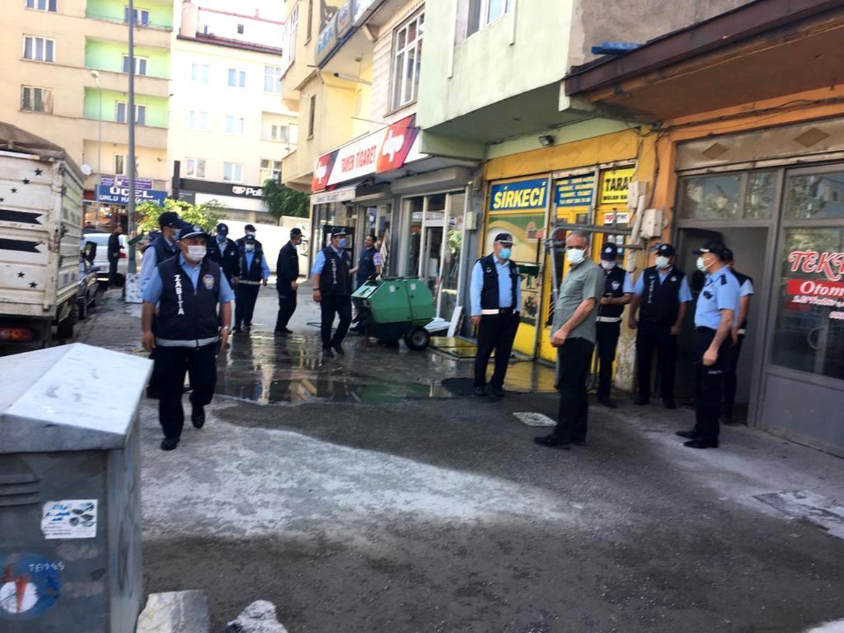 Kars\'ta zabıta kaldırım işgallerine izin vermiyor