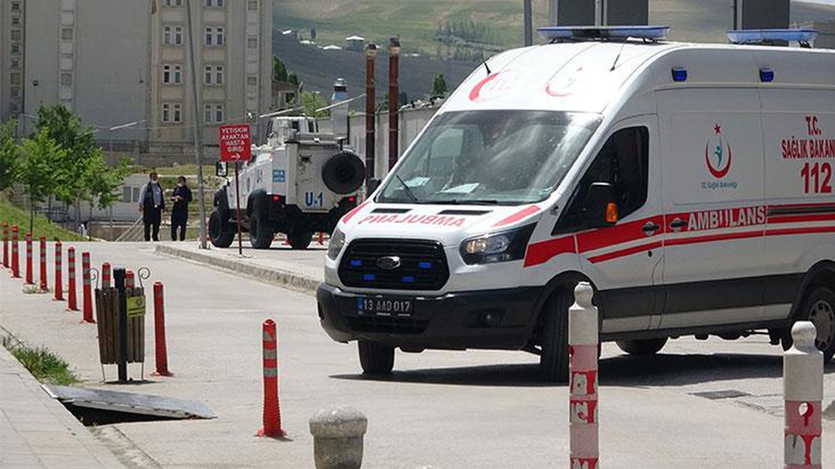 Kaza geçirip yaralandı, getirildiği hastanede 6 kişiyi darbetti