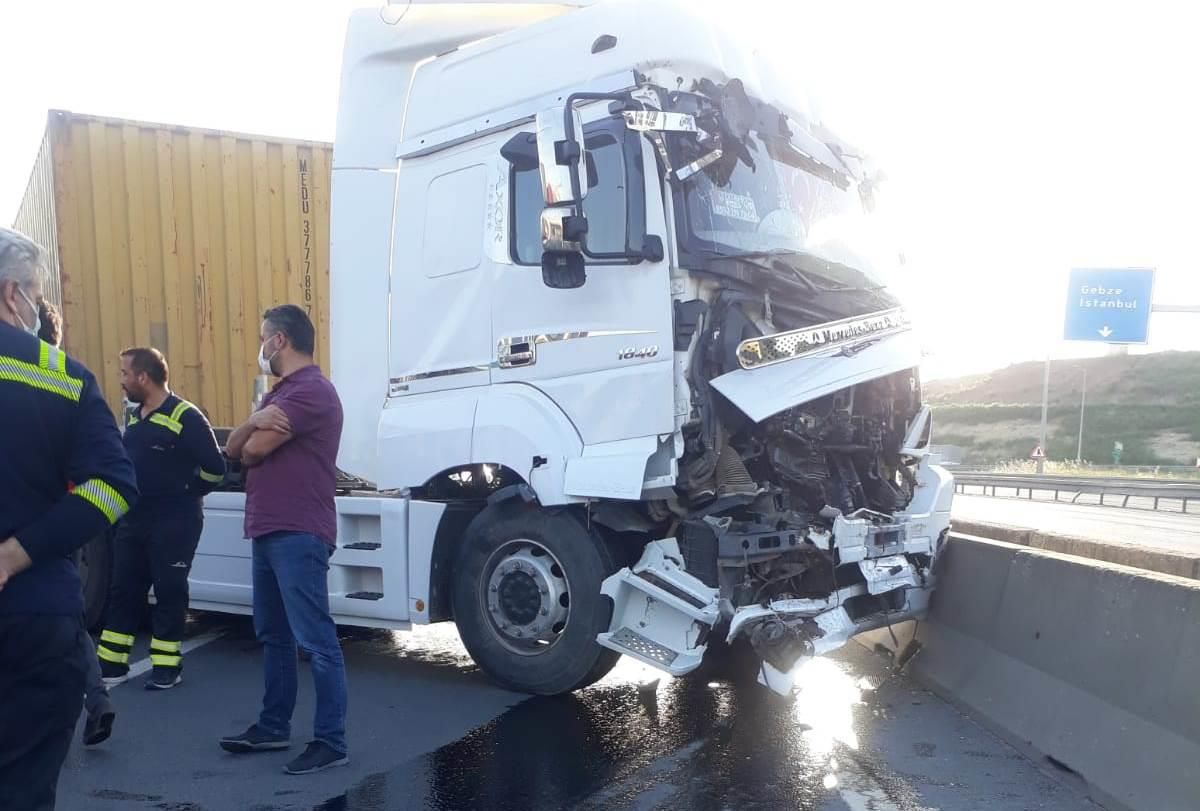 Kocaeli\'de beton bariyere çarpan tırın şoförü yaralandı