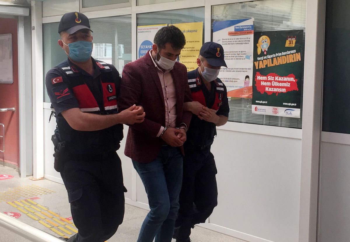 Son dakika haber... Kocaeli\'de sosyal medyada terör propagandası yaptığı iddiasıyla yakalanan 2 zanlı adliyede