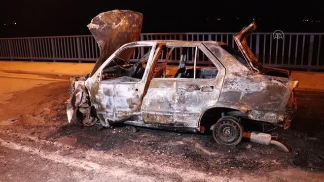 Köprü korkuluğuna çarpan otomobilde yangın çıktı: 2 yaralı