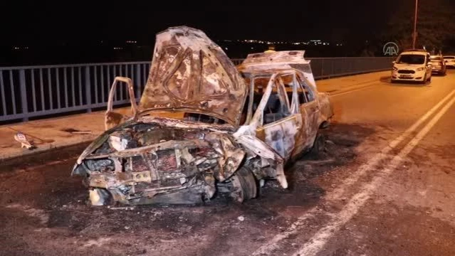 Köprü korkuluğuna çarpan otomobilde yangın çıktı: 2 yaralı