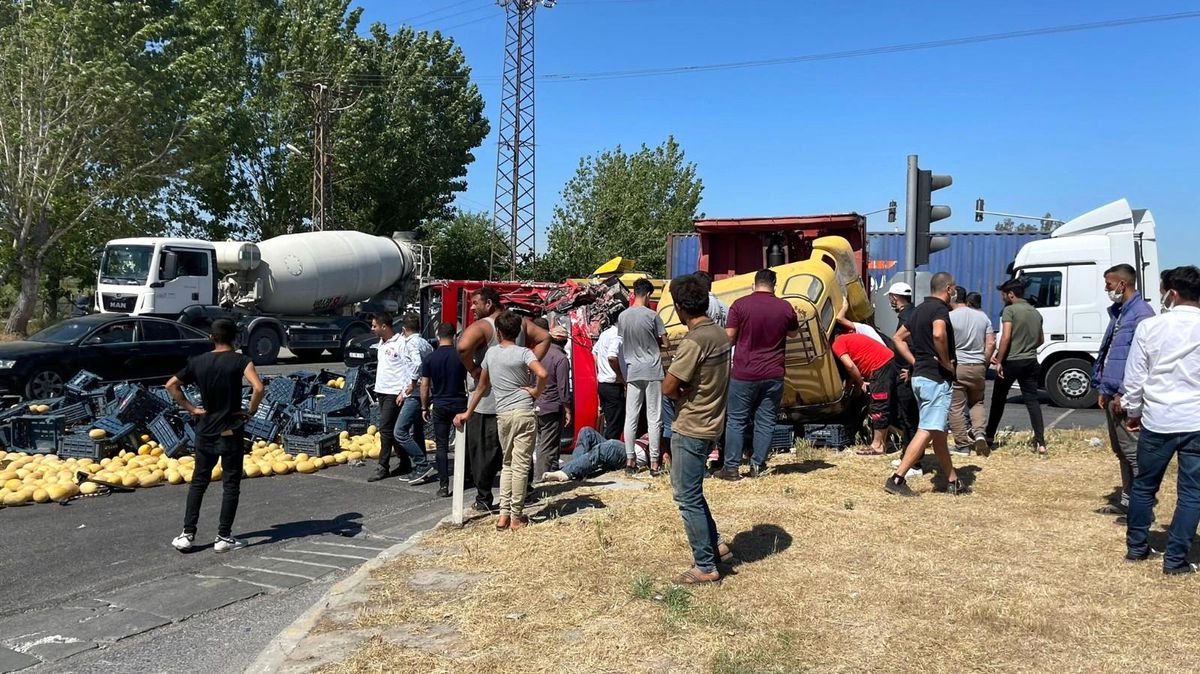 Mersin\'de iki kamyon çarpıştı: 2 yaralı