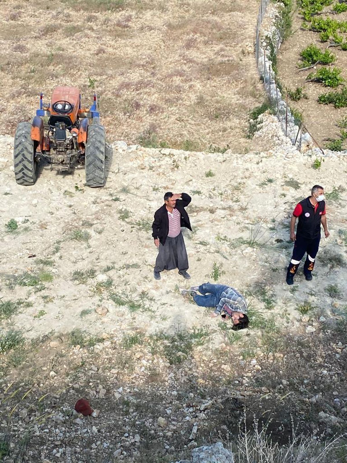 Mersin\'de şarampole yuvarlanan traktörün sürücüsü yaralandı