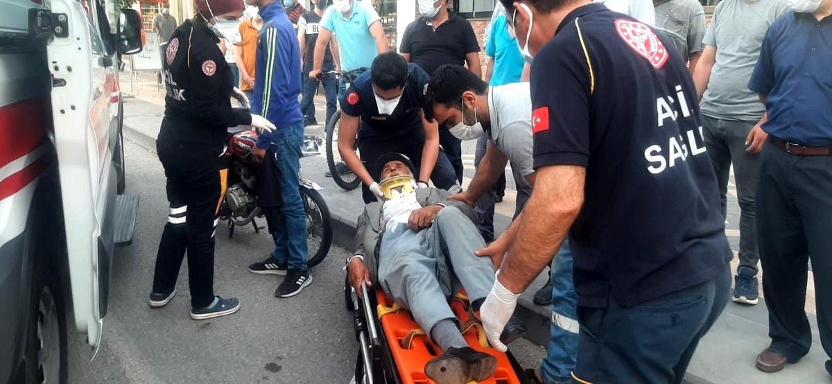 Motosiklet yayaya çarptı: 3 Yaralı
