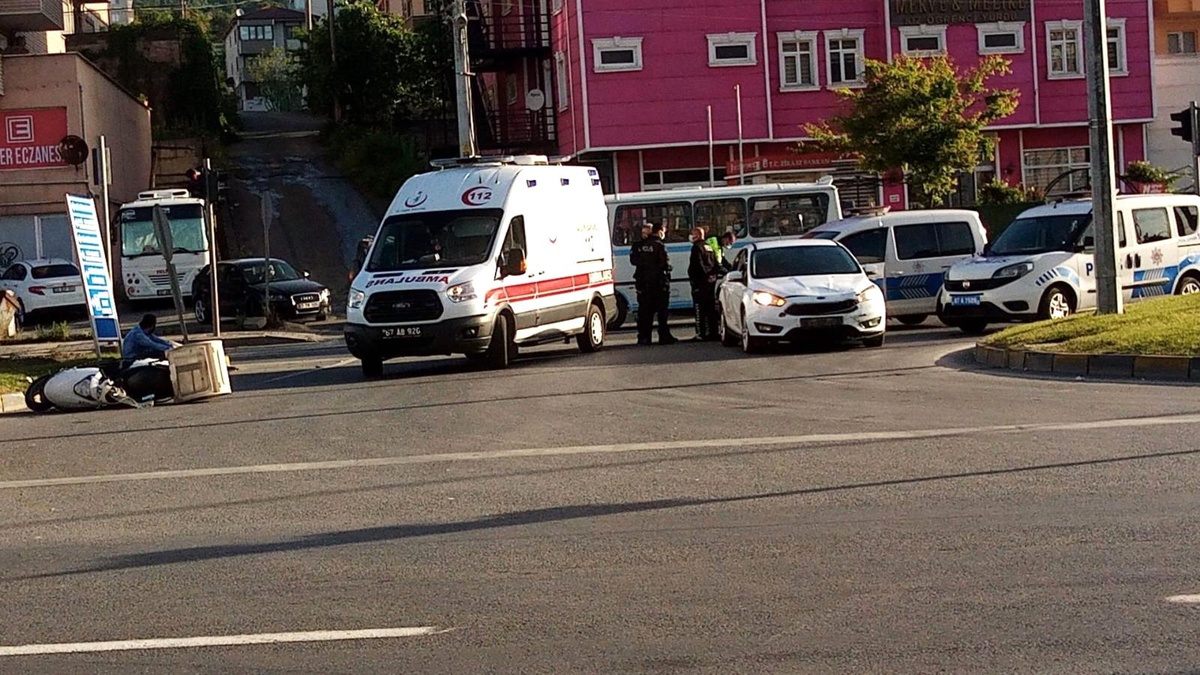 Otomobilin çarptığı motosiklet sürücüsü hayatını kaybetti